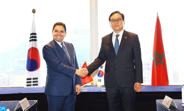 ناصر بوريطا برفقة وزير التجارة الكوري إيكيو تشونغ